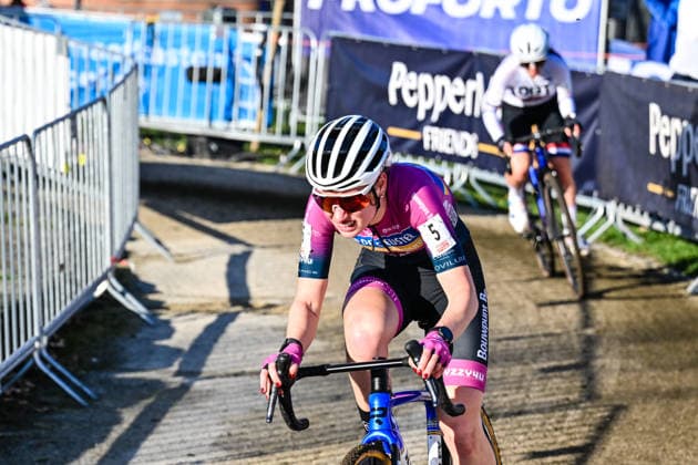 Women SUYS Leiecross Kortrijk Belgian rider Jinse Peeters (De Ceusters-Bouwpunt) participates in the women s elite race of the SUYS Leiecross Kortrijk, stage 4 of 7 of the Exact Cross competition, in Kortrijk, Belgium, on December 13, 2025. Kortrijk Belgium  Copyright: xGautierxDemouveauxx originalFilename:demouveaux-notitle251213_npHzJ.jpg