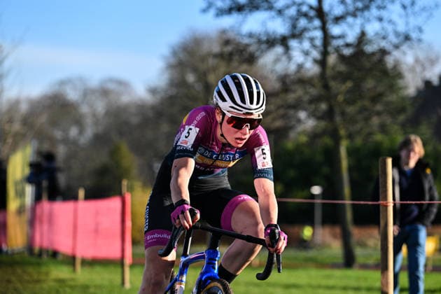 Women SUYS Leiecross Kortrijk Jinse Peeters (De Ceuster-Bouwpunt) participates in the women s elite race of the SUYS Leiecross Kortrijk, stage 4 of 7 of the Exact Cross competition, in Kortrijk, Belgium, on December 13, 2025. Kortrijk Belgium  Copyright: xGautierxDemouveauxx originalFilename:demouveaux-notitle251213_npI8F.jpg