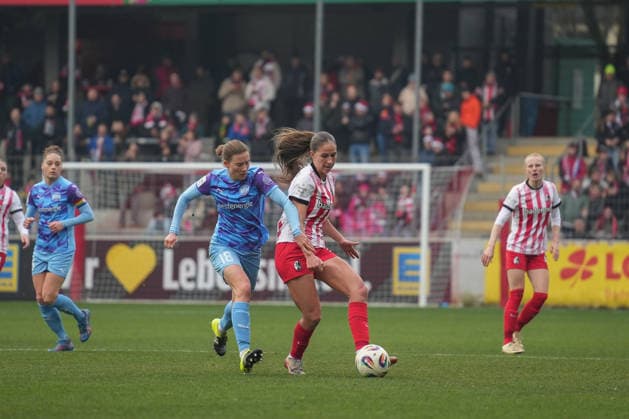Germany, Freiburg im Breisgau, Google Pixel Womens Bundesliga 2025 26 SC Freiburg vs SGS Essen, Maj Schneider SC Freiburg, 15 in duel with Lena Ostermeier SGS Essen, 18 Copyright: xMirjamxGeigerx