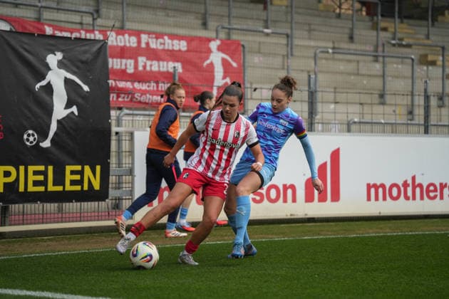 Germany, Freiburg im Breisgau, Google Pixel Womens Bundesliga 2025 26 SC Freiburg vs SGS Essen, Leela Egli SC Freiburg, 20 in duel with Jacqueline Meißner SGS Essen, 16 Copyright: xMirjamxGeigerx