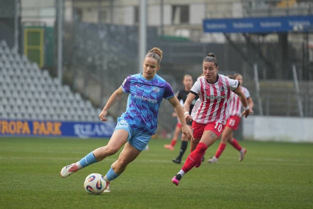 Germany, Freiburg im Breisgau, Google Pixel Womens Bundesliga 2025 26 SC Freiburg vs SGS Essen, Paulina Platner SGS Essen, 25 in duel with Selina Vobian SC Freiburg, 10 Copyright: xMirjamxGeigerx