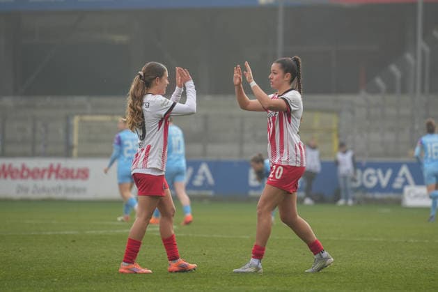 Germany, Freiburg im Breisgau, Google Pixel Womens Bundesliga 2025 26 SC Freiburg vs SGS Essen, Nia Szenk SC Freiburg, 19 , Leela Egli SC Freiburg, 20 Copyright: xMirjamxGeigerx