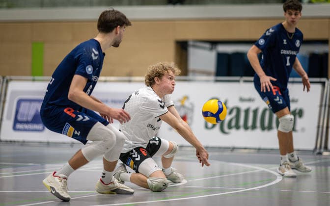 Volleyball, Season 2025 2026, 2 Bundesliga Bord, 13 12 2025, 11 Matchday, Men, TuB Bocholt blue vs MLK Volleys Koeln red v l Ben Stoverink TuB Bocholt , Tom Luca Schluse Libero TuB Bocholt , Joke Johannig TuB Bocholt , Bocholt Sporthalle West Nordrhein Westfalen Germany 251213_vb_tub-bocholt_mlk-volleys-koeln_47890