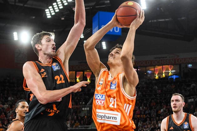 GER, BBL, ratiopharm Ulm vs Rasta Vechta 13 12 2025, ratiopharm arena, Neu Ulm, GER, BBL, ratiopharm Ulm vs Rasta Vechta, pictured Tibor Pleiß Pleiss Vechta, 22 , Alec Anigbata Ulm, 21 nordphotoxGmbHx xHafner nph00200