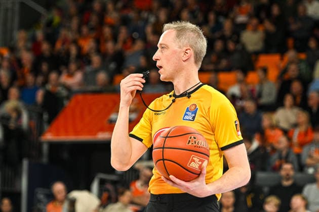 GER, BBL, ratiopharm Ulm vs Rasta Vechta 13 12 2025, ratiopharm arena, Neu Ulm, GER, BBL, ratiopharm Ulm vs Rasta Vechta, in the picture referee Christof Madinger nordphotoxGmbHx xHafner nph00200