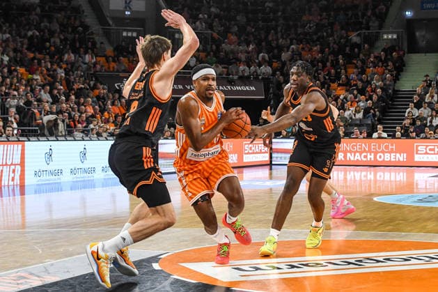 GER, BBL, ratiopharm Ulm vs Rasta Vechta 13 12 2025, ratiopharm arena, Neu Ulm, GER, BBL, ratiopharm Ulm vs Rasta Vechta, pictured Joschka Ferner Vechta, 9 , Justin Simon Ulm, 15 , Malcolm Dandridge Vechta, 23 nordphotoxGmbHx xHafner nph00200
