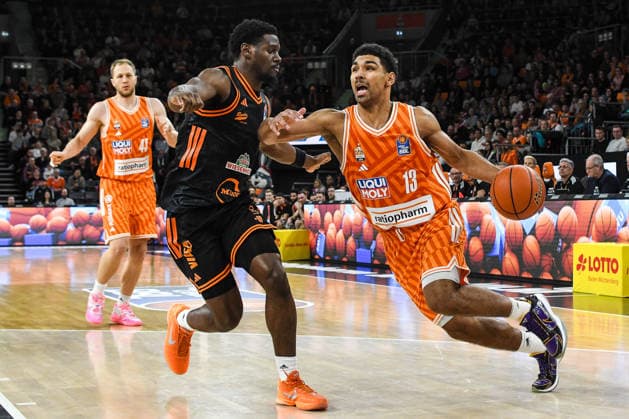 GER, BBL, ratiopharm Ulm vs Rasta Vechta 13 12 2025, ratiopharm arena, Neu Ulm, GER, BBL, ratiopharm Ulm vs Rasta Vechta, pictured Mark Smith Ulm, 13 , TJ Bamba Vechta, 5 nordphotoxGmbHx xHafner nph00200