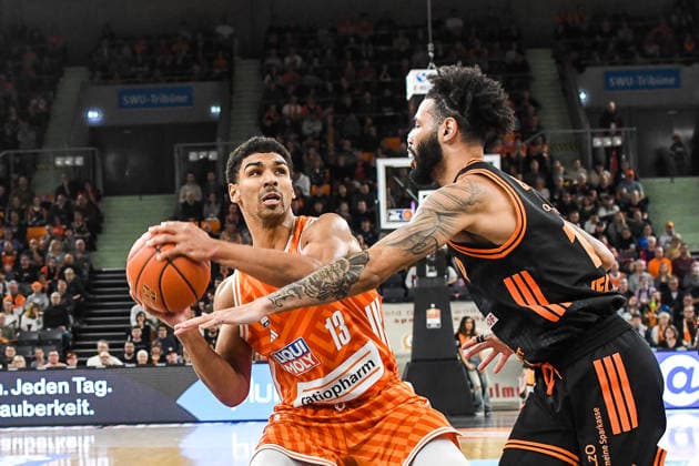 GER, BBL, ratiopharm Ulm vs Rasta Vechta 13 12 2025, ratiopharm arena, Neu Ulm, GER, BBL, ratiopharm Ulm vs Rasta Vechta, pictured Mark Smith Ulm, 13 , Tevin Brown Vechta, 10 nordphotoxGmbHx xHafner nph00200