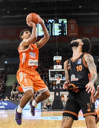 GER, BBL, ratiopharm Ulm vs Rasta Vechta 13 12 2025, ratiopharm arena, Neu Ulm, GER, BBL, ratiopharm Ulm vs Rasta Vechta, pictured Mark Smith Ulm, 13 , Tevin Brown Vechta, 10 nordphotoxGmbHx xHafner nph00200
