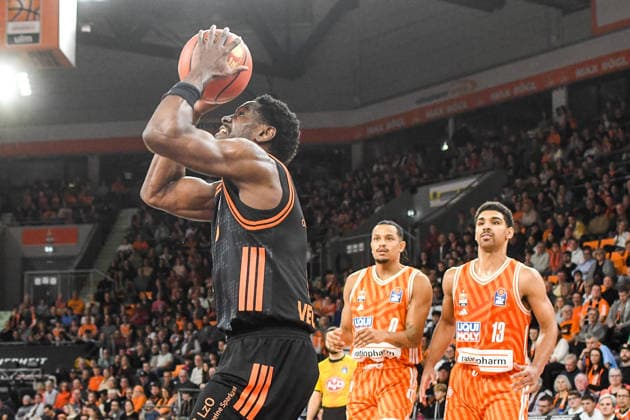 GER, BBL, ratiopharm Ulm vs Rasta Vechta 13 12 2025, ratiopharm arena, Neu Ulm, GER, BBL, ratiopharm Ulm vs Rasta Vechta, in the picture TJ Bamba Vechta, 5 , Nelson Weidemann Ulm, 0 and Mark Smith Ulm, 13 in the spectator role nordphotoxGmbHx xHafner nph00200