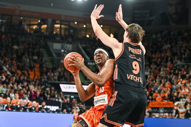 GER, BBL, ratiopharm Ulm vs Rasta Vechta 13 12 2025, ratiopharm arena, Neu Ulm, GER, BBL, ratiopharm Ulm vs Rasta Vechta, in the picture Justin Simon Ulm, 15 , Joschka Ferner Vechta, 9 nordphotoxGmbHx xHafner nph00200