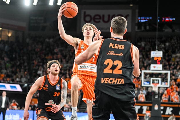 GER, BBL, ratiopharm Ulm vs Rasta Vechta 13 12 2025, ratiopharm arena, Neu Ulm, GER, BBL, ratiopharm Ulm vs Rasta Vechta, pictured Booker Coplin Vechta, 30 , Tobias Brahe Jensen Ulm, 7 , Tibor Pleiß Pleiss Vechta, 22 nordphotoxGmbHx xHafner nph00200