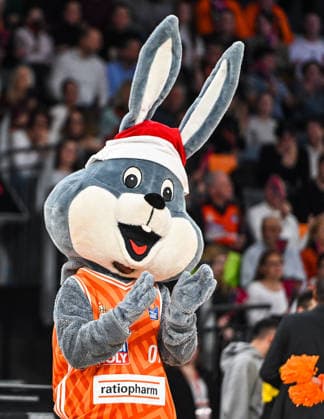 GER, BBL, ratiopharm Ulm vs Rasta Vechta 13 12 2025, ratiopharm arena, Neu Ulm, GER, BBL, ratiopharm Ulm vs Rasta Vechta, in the picture the Ulm mascot Spass mit der Weihnachstmuetze nordphotoxGmbHx xHafner nph00200