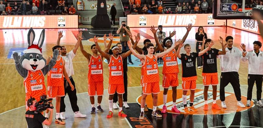 GER, BBL, ratiopharm Ulm vs Rasta Vechta 13 12 2025, ratiopharm arena, Neu Ulm, GER, BBL, ratiopharm Ulm vs Rasta Vechta, in the picture Ulm players are happy after the end of the game nordphotoxGmbHx xHafner nph00200