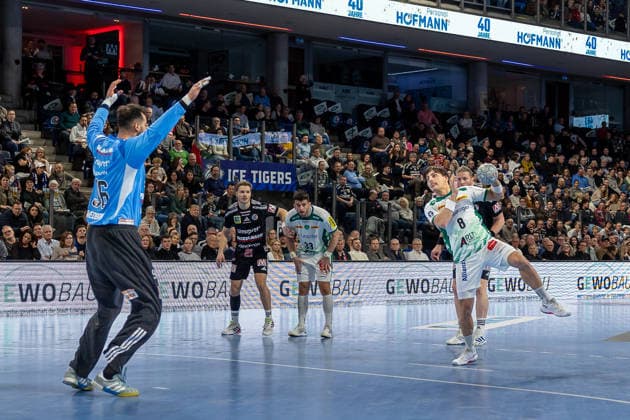 Lucas Krzikalla SC DHfK Leipzig, 08 on Khalifa Ghedbane HC Erlangen, 96 HC Erlangen vs SC DHfK Leipzig, Handball, 1 Handball Bundesliga, Season 2025 2026, Matchday 17, 13 12 2025 HC Erlangen vs SC DHfK Leipzig, Handball, 1 Handball Bundesliga, Season 2025 2026, Matchday 17, 13 12 2025 Nuremberg Copyright: xEibner-Pressefoto ArdanxFuessmanx EP_AFN