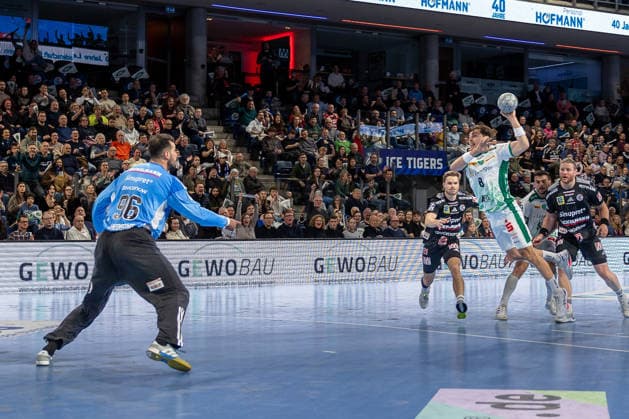 Lucas Krzikalla SC DHfK Leipzig, 08 throwing at Khalifa Ghedbane HC Erlangen, 96 HC Erlangen vs SC DHfK Leipzig, Handball, 1 German Handball League, Season 2025 2026, Matchday 17, 13 12 2025 HC Erlangen vs SC DHfK Leipzig, Handball, 1 German Handball League, Season 2025 2026, Matchday 17, 13 12 2025 Nuremberg Copyright: xEibner-Pressefoto ArdanxFuessmanx EP_AFN