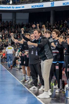 Cheering on the Erlangen bench with Johannes Sellin HC Erlangen, Head Coach and Tin Herceg HC Erlangen, 16 Dr Andre Teixeira HC Erlangen, Goalkeeping Coach HC Erlangen vs SC DHfK Leipzig, Handball, 1 Handball Bundesliga, Season 2025 2026, Matchday 17, 13 12 2025 HC Erlangen vs SC DHfK Leipzig, Handball, 1 Handball Bundesliga, Season 2025 2026, Matchday 17, 13 12 2025 Nuremberg Copyright: xEibner-Pressefoto ArdanxFuessmanx EP_AFN