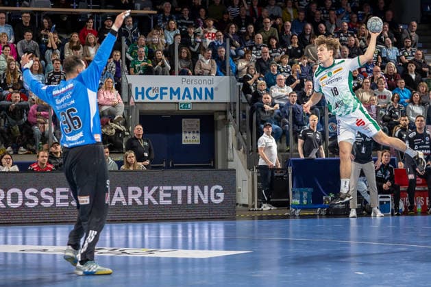 Staffan Peter SC DHfK Leipzig, 18 throwing at Khalifa Ghedbane HC Erlangen, 96 HC Erlangen vs SC DHfK Leipzig, Handball, 1 Handball Bundesliga, Saison 2025 2026, 17 Spieltag, 13 12 2025 HC Erlangen vs SC DHfK Leipzig, Handball, 1 Handball Bundesliga, Saison 2025 2026, 17 Spieltag, 13 12 2025 Nuernberg Copyright: xEibner-Pressefoto ArdanxFuessmanx EP_AFN