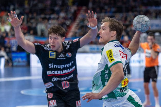 Blaer Hinriksson SC DHfK Leipzig, 44 on throw, Florian Scheerer HC Erlangen, 10 HC Erlangen vs SC DHfK Leipzig, Handball, 1 Handball Bundesliga, Season 2025 2026, Matchday 17, 13 12 2025 HC Erlangen vs SC DHfK Leipzig, Handball, 1 Handball Bundesliga, Season 2025 2026, Matchday 17, 13 12 2025 Nuremberg Copyright: xEibner-Pressefoto ArdanxFuessmanx EP_AFN