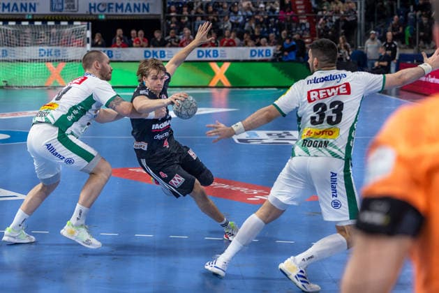 duel between Moritz Preuss SC DHfK Leipzig, 24 and Andri Mar Runarsson HC Erlangen, 04 Luka Rogan SC DHfK Leipzig, 33 HC Erlangen vs SC DHfK Leipzig, Handball, 1 Handball Bundesliga, Season 2025 2026, Matchday 17, 13 12 2025 HC Erlangen vs SC DHfK Leipzig, Handball, 1 Handball Bundesliga, Season 2025 2026, Matchday 17, 13 12 2025 Nuremberg Copyright: xEibner-Pressefoto ArdanxFuessmanx EP_AFN