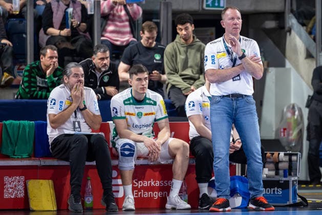 Milos Putera SC DHfK Leipzig, goalkeeper coach shocked on the bench, Matej Klima SC DHfK Leipzig, 13 and Frank Carstens SC DHfK Leipzig, head coach HC Erlangen vs SC DHfK Leipzig, Handball, 1 Handball Bundesliga, Season 2025 2026, Matchday 17, 13 12 2025 HC Erlangen vs SC DHfK Leipzig, Handball, 1 Handball Bundesliga, Season 2025 2026, Matchday 17, 13 12 2025 Nuremberg Copyright: xEibner-Pressefoto ArdanxFuessmanx EP_AFN
