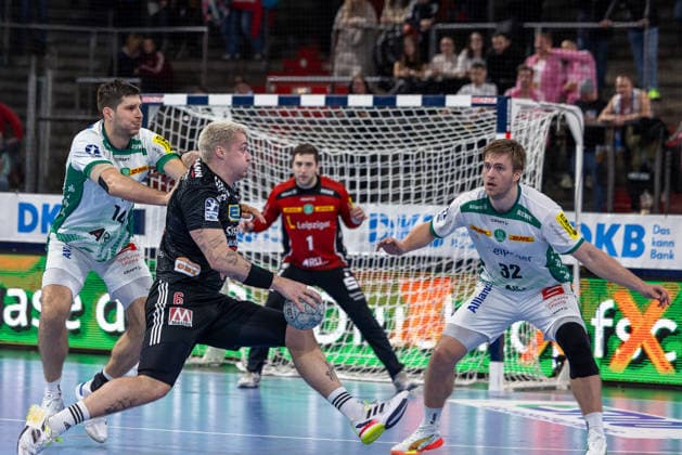 Marek Nissen HC Erlangen, 06 in a duel at the circle with Marko Mamic SC DHfK Leipzig, 14 and Franz Semper SC DHfK Leipzig, 32 HC Erlangen vs SC DHfK Leipzig, Handball, 1 Handball Bundesliga, Saison 2025 2026, 17 Spieltag, 13 12 2025 HC Erlangen vs SC DHfK Leipzig, Handball, 1 Handball Bundesliga, Saison 2025 2026, 17 Spieltag, 13 12 2025 Nuernberg Copyright: xEibner-Pressefoto ArdanxFuessmanx EP_AFN