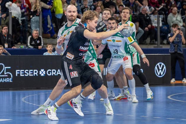 duel between Moritz Preuss SC DHfK Leipzig, 24 and Andri Mar Runarsson HC Erlangen, 04 Luka Rogan SC DHfK Leipzig, 33 HC Erlangen vs SC DHfK Leipzig, Handball, 1 Handball Bundesliga, Season 2025 2026, Matchday 17, 13 12 2025 HC Erlangen vs SC DHfK Leipzig, Handball, 1 Handball Bundesliga, Season 2025 2026, Matchday 17, 13 12 2025 Nuremberg Copyright: xEibner-Pressefoto ArdanxFuessmanx EP_AFN