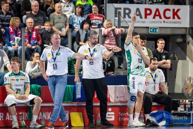 Leipzig bench, coaching team gives instructions Tom Koschek SC DHfK Leipzig, 76 , Frank Carstens SC DHfK Leipzig, head coach , Milos Putera SC DHfK Leipzig, goalkeeping coach , Matej Klima SC DHfK Leipzig, 13 HC Erlangen vs SC DHfK Leipzig, Handball, 1 Handball Bundesliga, Season 2025 2026, Matchday 17, 13 12 2025 HC Erlangen vs SC DHfK Leipzig, Handball, 1 Handball Bundesliga, Season 2025 2026, Matchday 17, 13 12 2025 Nuernberg Copyright: xEibner-Pressefoto ArdanxFuessmanx EP_AFN
