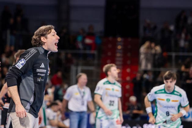 Johannes Sellin HC Erlangen, Head Coach gives instructions towards the pitch Lucas Krzikalla SC DHfK Leipzig, 08 HC Erlangen vs SC DHfK Leipzig, Handball, 1 Handball Bundesliga, Season 2025 2026, Matchday 17, 13 12 2025 HC Erlangen vs SC DHfK Leipzig, Handball, 1 Handball Bundesliga, Season 2025 2026, Matchday 17, 13 12 2025 Nuremberg Copyright: xEibner-Pressefoto ArdanxFuessmanx EP_AFN