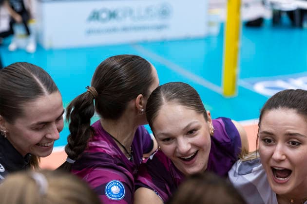 1 Volleyball Bundesliga Women Schwarz Weiss Erfurt vs Skurios Volleys Borken Erfurt 13 12 2025 from left, Elizabeth Sandbothe 2 Schwarz Weiss Erfurt , Mia Stauß 55 Schwarz Weiss Erfurt , Lotte Goertz 4 Schwarz Weiss Erfurt and Alina Zellin 1 Schwarz Weiss Erfurt 1 Volleyball Bundesliga Women Schwarz Weiss Erfurt vs Skurios Volleys Borken Riethsporthalle Erfurt 13 12 2025 Copyright: xBEAUTIFULxSPORTS Duehringx