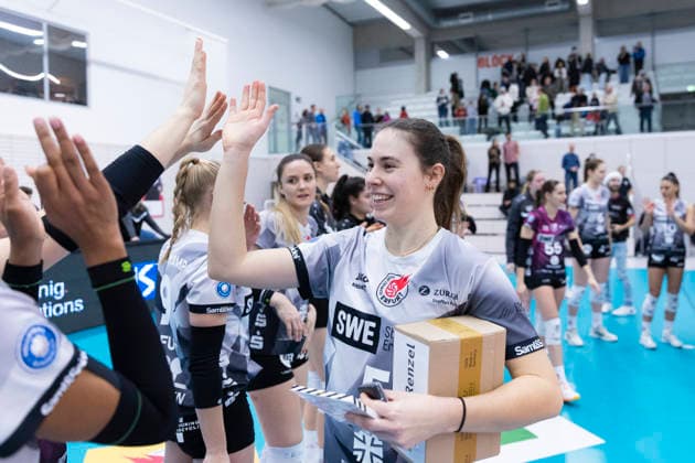 1 Volleyball Bundesliga Women Schwarz Weiss Erfurt vs Skurios Volleys Borken Erfurt 13 12 2025 Emilie Respaut 5 Schwarz Weiss Erfurt MVP Gold 1 Volleyball Bundesliga Women Schwarz Weiss Erfurt vs Skurios Volleys Borken Riethsporthalle Erfurt 13 12 2025 Copyright: xBEAUTIFULxSPORTS Duehringx