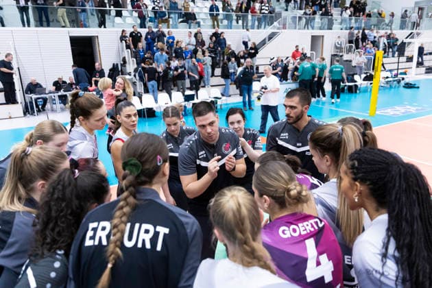 1 Volleyball Bundesliga Women Schwarz Weiss Erfurt vs Skurios Volleys Borken Erfurt 13 12 2025 Paplo Sánchez Coach Schwarz Weiss Erfurt and team 1 Volleyball Bundesliga Women Schwarz Weiss Erfurt vs Skurios Volleys Borken Riethsporthalle Erfurt 13 12 2025 Copyright: xBEAUTIFULxSPORTS Duehringx