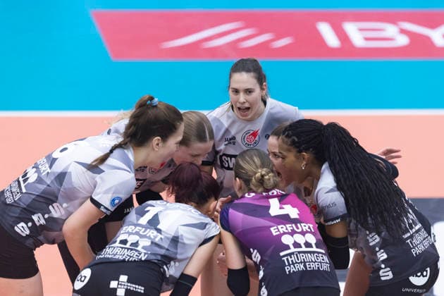 1 Volleyball Bundesliga Women Schwarz Weiss Erfurt vs Skurios Volleys Borken Erfurt 13 12 2025 Emilie Respaut 5 Schwarz Weiss Erfurt and team 1 Volleyball Bundesliga Women Schwarz Weiss Erfurt vs Skurios Volleys Borken Riethsporthalle Erfurt 13 12 2025 Copyright: xBEAUTIFULxSPORTS Duehringx