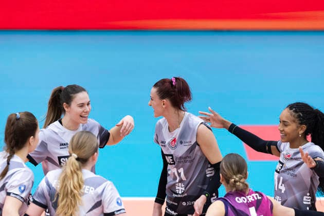 1 Volleyball Bundesliga Women Schwarz Weiss Erfurt vs Skurios Volleys Borken Erfurt 13 12 2025 Cheering, from left Emilie Respaut 5 Schwarz Weiss Erfurt , Isabel Kova i 11 Schwarz Weiss Erfurt and Alianza Darley 14 Schwarz Weiss Erfurt with team 1 Volleyball Bundesliga Women Schwarz Weiss Erfurt vs Skurios Volleys Borken Riethsporthalle Erfurt 13 12 2025 Copyright: xBEAUTIFULxSPORTS Duehringx