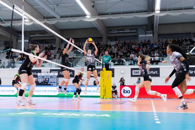 1 Volleyball Bundesliga Women Schwarz Weiss Erfurt vs Skurios Volleys Borken Erfurt 13 12 2025 Emilie Respaut 5 Schwarz Weiss Erfurt vs Lara Kretschmer 6 Skurios Volleys Borken 1 Volleyball Bundesliga Women Schwarz Weiss Erfurt vs Skurios Volleys Borken Riethsporthalle Erfurt 13 12 2025 Copyright: xBEAUTIFULxSPORTS Duehringx