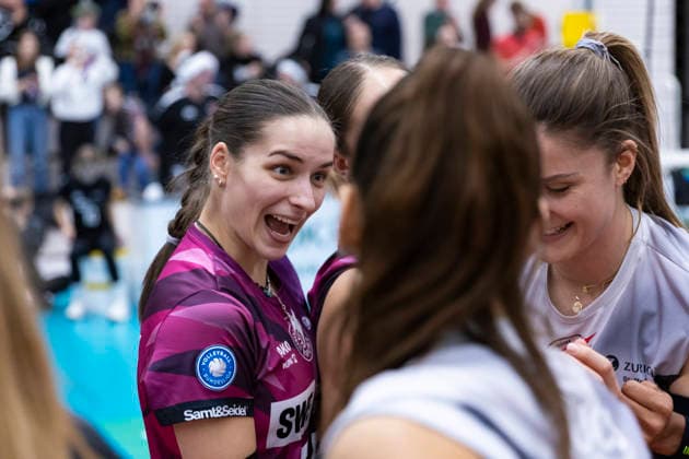 1 Volleyball Bundesliga Women Schwarz Weiss Erfurt vs Skurios Volleys Borken Erfurt 13 12 2025 Mia Stauß 55 Schwarz Weiss Erfurt left and Alina Zellin 1 Schwarz Weiss Erfurt right 1 Volleyball Bundesliga Women Schwarz Weiss Erfurt vs Skurios Volleys Borken Riethsporthalle Erfurt 13 12 2025 Copyright: xBEAUTIFULxSPORTS Duehringx
