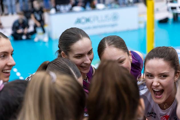 1 Volleyball Bundesliga Women Schwarz Weiss Erfurt vs Skurios Volleys Borken Erfurt 13 12 2025 from left, Sina Siebert 7 Schwarz Weiss Erfurt , Mia Stauß 55 Schwarz Weiss Erfurt , Lotte Goertz 4 Schwarz Weiss Erfurt and Alina Zellin 1 Schwarz Weiss Erfurt 1 Volleyball Bundesliga Women Schwarz Weiss Erfurt vs Skurios Volleys Borken Riethsporthalle Erfurt 13 12 2025 Copyright: xBEAUTIFULxSPORTS Duehringx
