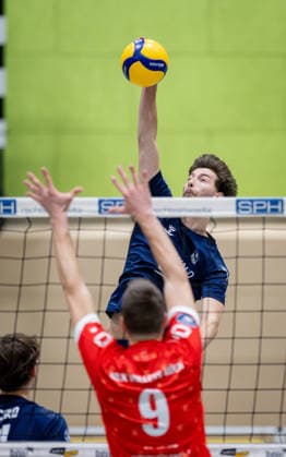 Volleyball, Season 2025 2026, 2 Bundesliga Bord, 13 12 2025, 11 Matchday, Men, TuB Bocholt blue vs MLK Volleys Koeln red v l Andreas Tins MLK Volleys Koeln , Ben Stoverink TuB Bocholt , Bocholt Sporthalle West Nordrhein Westfalen Germany 251213_vb_tub-bocholt_mlk-volleys-koeln_47848