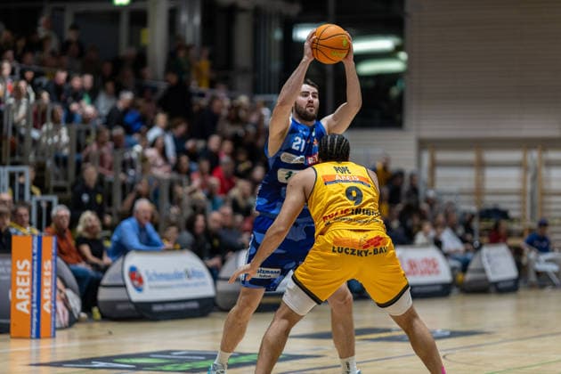 Tim Uhlemann Phoenix Hagen, 21 Tylan James Pope Bozic Estriche Knights Kirchheim, 09 GER, Bozic Estriche Knights Kirchheim vs Phoenix Hagen, BARMER 2 Basketball Bundesliga, 12 Matchday, Season 2025 2026, 13 12 2025 GER, Bozic Estriche Knights Kirchheim vs Phoenix Hagen, BARMER 2 Basketball Bundesliga, 12 Matchday, Season 2025 2026, 13 12 2025 Kirchheim an der Teck Copyright: xEibner-Pressefoto NinaxSanderx EP_NSR