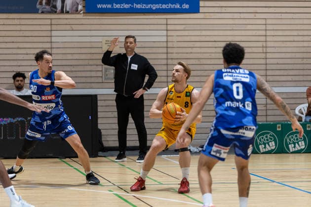 Jeffrey Carroll Phoenix Hagen, 30 Igor Perovic Bozic Estriche Knights Kirchheim, Headcoach Lucas Mayer Bozic Estriche Knights Kirchheim, 08 Marcus Henri Graves Phoenix Hagen, 00 GER, Bozic Estriche Knights Kirchheim vs Phoenix Hagen, BARMER 2 Basketball Bundesliga, 12 Matchday, Season 2025 2026, 13 12 2025 GER, Bozic Estriche Knights Kirchheim vs Phoenix Hagen, BARMER 2 Basketball Bundesliga, 12 Matchday, Season 2025 2026, 13 12 2025 Kirchheim an der Teck Copyright: xEibner-Pressefoto NinaxSanderx EP_NSR