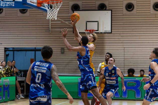 Marcus Henri Graves Phoenix Hagen, 00 Marinus Lucas N Guessan Phoenix Hagen, 19 Charles Tyorne Harris Jr Bozic Estriche Knights Kirchheim, 03 Devin Lawrence Schmidt Phoenix Hagen, 08 GER, Bozic Estriche Knights Kirchheim vs Phoenix Hagen, BARMER 2 Basketball Bundesliga, 12 Matchday, Season 2025 2026, 13 12 2025 GER, Bozic Estriche Knights Kirchheim vs Phoenix Hagen, BARMER 2 Basketball Bundesliga, 12 Matchday, Season 2025 2026, 13 12 2025 Kirchheim an der Teck Copyright: xEibner-Pressefoto NinaxSanderx EP_NSR