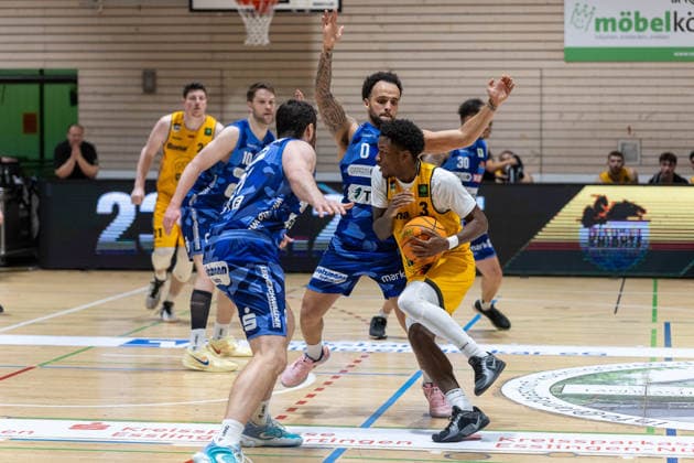 Nicolas Bretzel Bozic Estriche Knights Kirchheim, 21 Fabian Bleck Phoenix Hagen, 10 Tim Uhlemann Phoenix Hagen, 21 Marcus Henri Graves Phoenix Hagen, 00 Charles Tyorne Harris Jr Bozic Estriche Knights Kirchheim, 03 GER, Bozic Estriche Knights Kirchheim vs Phoenix Hagen, BARMER 2 Basketball Bundesliga, 12 Matchday, Season 2025 2026, 13 12 2025 GER, Bozic Estriche Knights Kirchheim vs Phoenix Hagen, BARMER 2 Basketball Bundesliga, 12 Matchday, Season 2025 2026, 13 12 2025 Kirchheim an der Teck Copyright: xEibner-Pressefoto NinaxSanderx EP_NSR