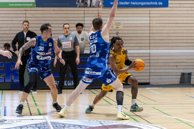 Jeffrey Carroll Phoenix Hagen, 30 Fabian Bleck Phoenix Hagen, 10 Phillip Montreal Russell Bozic Estriche Knights Kirchheim, 01 GER, Bozic Estriche Knights Kirchheim vs Phoenix Hagen, BARMER 2 Basketball Bundesliga, 12 Matchday, Season 2025 2026, 13 12 2025 GER, Bozic Estriche Knights Kirchheim vs Phoenix Hagen, BARMER 2 Basketball Bundesliga, 12 Matchday, Season 2025 2026, 13 12 2025 Kirchheim an der Teck Copyright: xEibner-Pressefoto NinaxSanderx EP_NSR