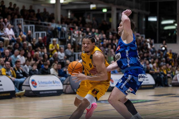 Tylan James Pope Bozic Estriche Knights Kirchheim, 09 Fabian Bleck Phoenix Hagen, 10 GER, Bozic Estriche Knights Kirchheim vs Phoenix Hagen, BARMER 2 Basketball Bundesliga, Matchday 12, Season 2025 2026, 13 12 2025 GER, Bozic Estriche Knights Kirchheim vs Phoenix Hagen, BARMER 2 Basketball Bundesliga, Matchday 12, Season 2025 2026, 13 12 2025 Kirchheim an der Teck Copyright: xEibner-Pressefoto NinaxSanderx EP_NSR