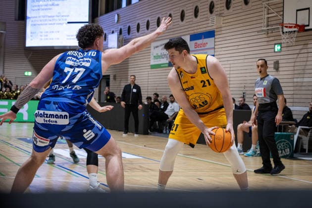 Anzac Joseph Dennis Rissetto Phoenix Hagen, 77 Nicolas Bretzel Bozic Estriche Knights Kirchheim, 21 GER, Bozic Estriche Knights Kirchheim vs Phoenix Hagen, BARMER 2 Basketball Bundesliga, Matchday 12, Season 2025 2026, 13 12 2025 GER, Bozic Estriche Knights Kirchheim vs Phoenix Hagen, BARMER 2 Basketball Bundesliga, Matchday 12, Season 2025 2026, 13 12 2025 Kirchheim an der Teck Copyright: xEibner-Pressefoto NinaxSanderx EP_NSR