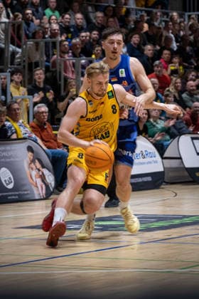 Lucas Mayer Bozic Estriche Knights Kirchheim, 08 Dennis Nawrocki Phoenix Hagen, 02 GER, Bozic Estriche Knights Kirchheim vs Phoenix Hagen, BARMER 2 Basketball Bundesliga, Matchday 12, Season 2025 2026, 13 12 2025 GER, Bozic Estriche Knights Kirchheim vs Phoenix Hagen, BARMER 2 Basketball Bundesliga, Matchday 12, Season 2025 2026, 13 12 2025 Kirchheim an der Teck Copyright: xEibner-Pressefoto NinaxSanderx EP_NSR