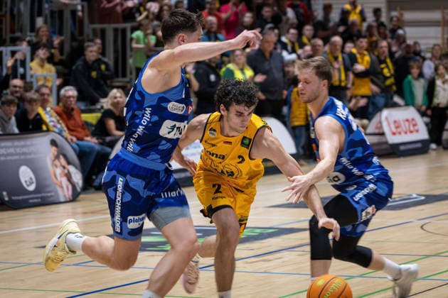Dennis Nawrocki Phoenix Hagen, 02 Neil Schwanenberg Bozic Estriche Knights Kirchheim, 02 Bjarne Kraushaar Phoenix Hagen, 04 GER, Bozic Estriche Knights Kirchheim vs Phoenix Hagen, BARMER 2 Basketball Bundesliga, 12 Matchday, Season 2025 2026, 13 12 2025 GER, Bozic Estriche Knights Kirchheim vs Phoenix Hagen, BARMER 2 Basketball Bundesliga, 12 Matchday, Season 2025 2026, 13 12 2025 Kirchheim an der Teck Copyright: xEibner-Pressefoto NinaxSanderx EP_NSR