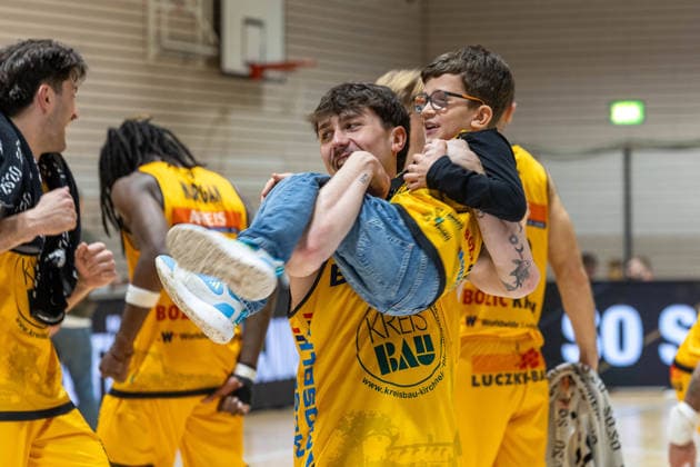 The Bozic Estriche Knights Kirchheim celebrate their victory GER, Bozic Estriche Knights Kirchheim vs Phoenix Hagen, BARMER 2 Basketball Bundesliga, Matchday 12, Season 2025 2026, 13 12 2025 GER, Bozic Estriche Knights Kirchheim vs Phoenix Hagen, BARMER 2 Basketball Bundesliga, Matchday 12, Season 2025 2026, 13 12 2025 Kirchheim an der Teck Copyright: xEibner-Pressefoto NinaxSanderx EP_NSR