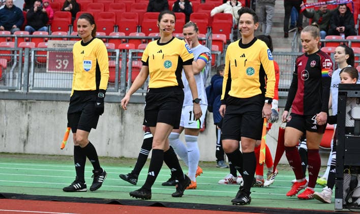13 12 2025 Soccer Season 2025 2026 1 Google Pixel Women Bundesliga 13 Matchday 1 FC Nürnberg FCN Club Clubfrauen VfL Wolfsburg Sportfoto Zink xwoxzix Daniela Göttlinger Referee Assistant Lineswoman Referee Annika Kost Referee Alessa Plass Referee Assistant Lineswoman Run in