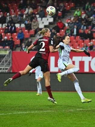 13 12 2025 Soccer season 2025 2026 1 Google Pixel Women Bundesliga 13 Matchday 1 FC Nürnberg FCN Club Clubfrauen VfL Wolfsburg Sportfoto Zink xwoxzix Klara Svensson Senelius 2, 1 FC Nürnberg FCN Joelle Wedemeyer 24, VfL Wolfsburg , right